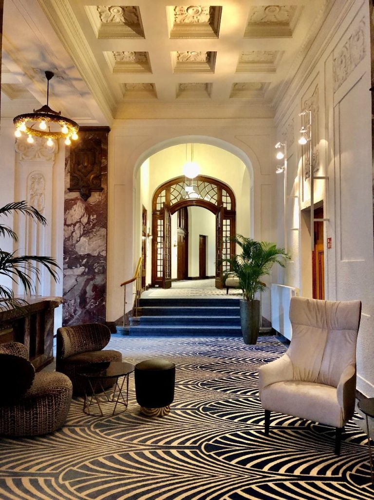 The Power of First Impressions: Elevating Guest Experience from Check-In to Stay